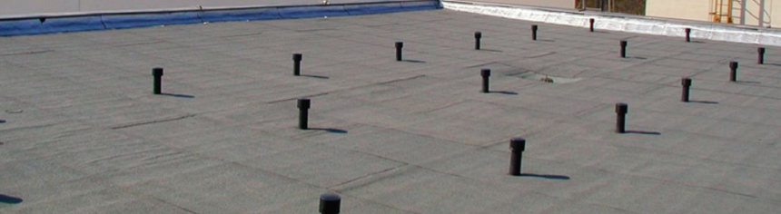 Střecha s komínky zabezpečující rovnoměrné odvětrání střešního pláště v celé ploše