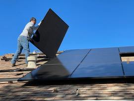 Češi vytáhli do boje proti vysokým cenám: soláry loni pokryly desetitisíce střech, trh rostl o 366 procent. Solární asociace vydává kodex kvality instalačních společností