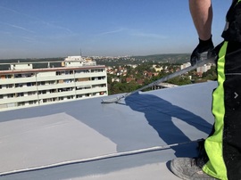 Ploché střechy na bytových domech si zaslouží renovaci. Mohou sloužit i jako relaxační oáza