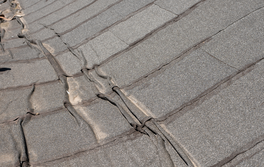 Degradovaná hydroizolace střechy může vést k zatékání vody do konstrukce budovy