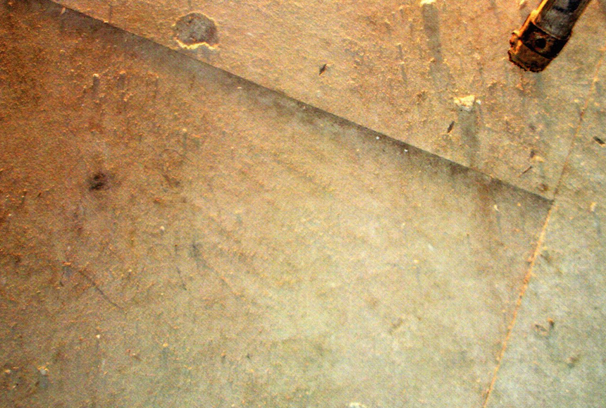  Ukázka propadlých desek lehké plovoucí podlahy.