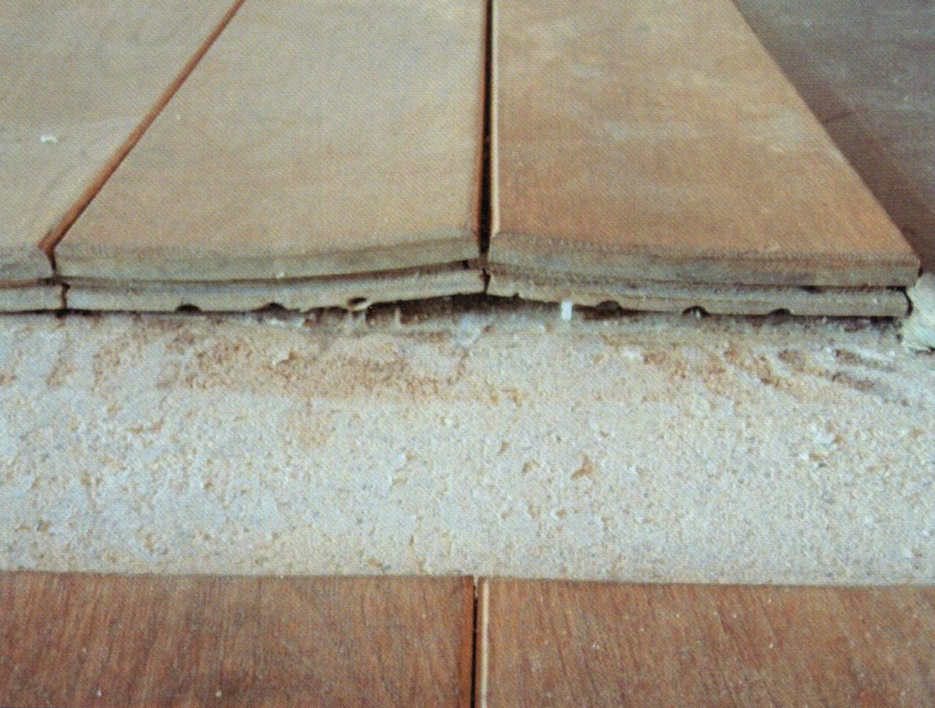 Vliv nadměrné vlhkosti na vrchní dřevěné vrstvy podlahy