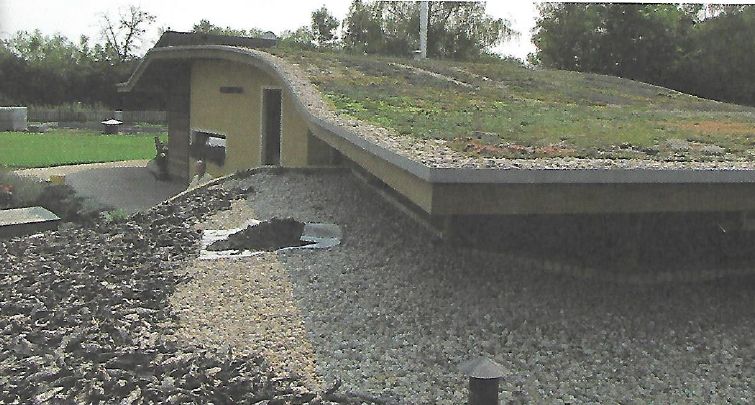 Ozeleněná střecha kryje vytápěnou část i přístřešky