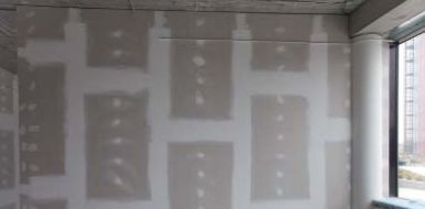 Knauf Insulation, vnitřní stěny, finální provedení se zatemelenými styky desek a hlavicemi šroubových spojů