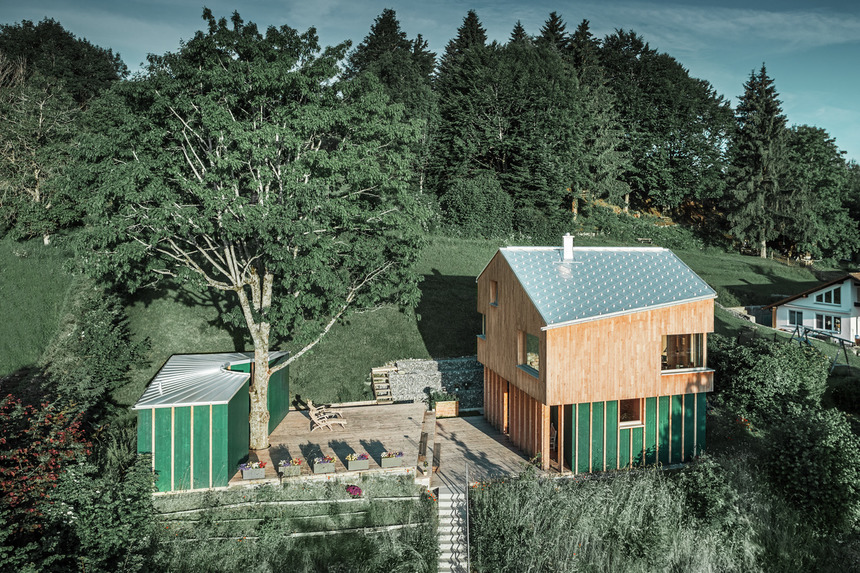 Sedlová střecha obytného domu vyžadovala kreativní řešení
