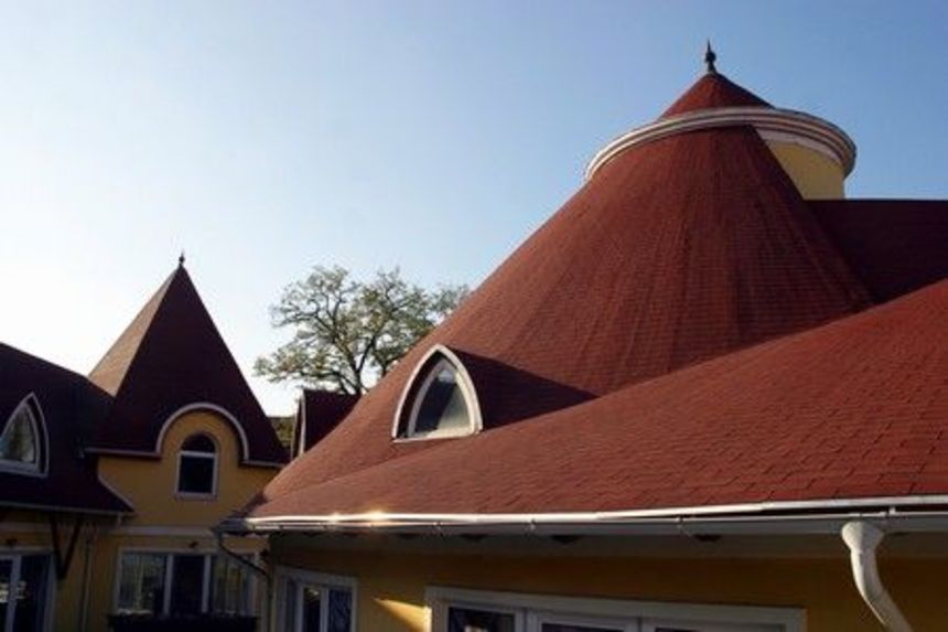 Na složitější střechy jsou vhodnější krytiny menšího formátu