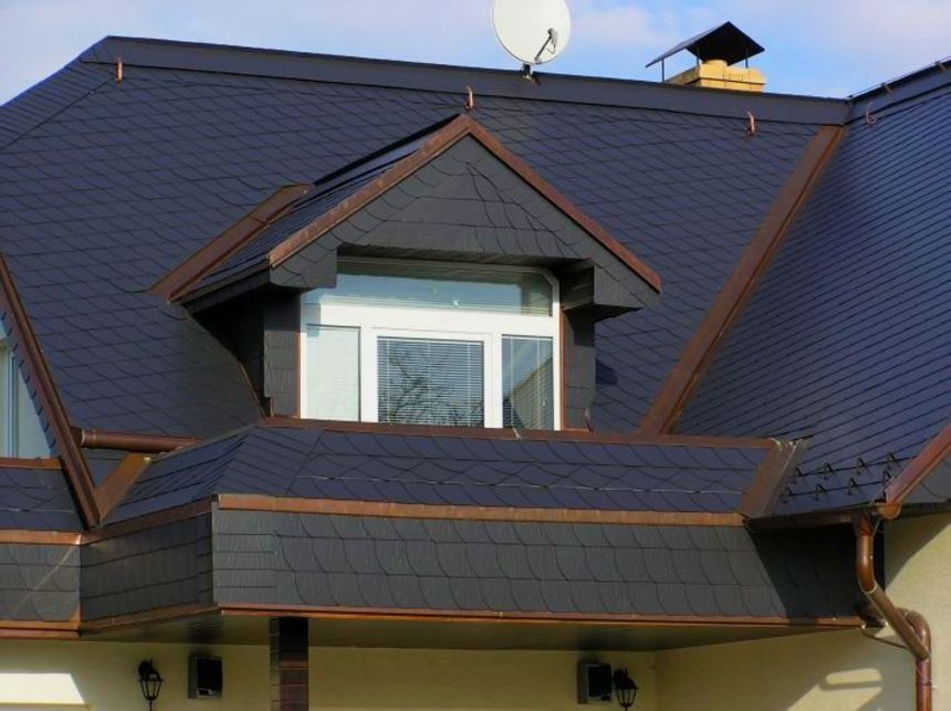 Na složitější střechy jsou vhodnější krytiny menšího formátu
