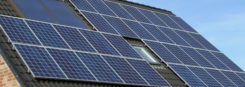Fotovoltaika na střeše - ilustrační obrázek