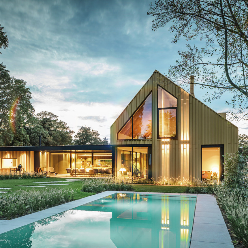 Nizozemský architekt si navrhl zlatý dům svých snů z hliníkových plechů