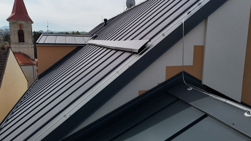 Na střechu byla použita krytina Lindab SRP Click s panely Lindab SolarRoof