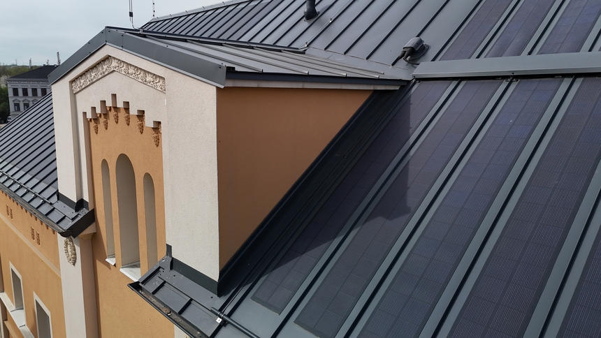 Střecha se pyšní integrovanými solárními články přímo v krytině