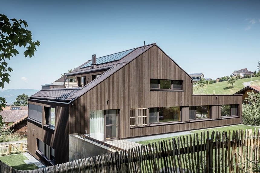 Honosný třígenerační dům v Rakousku zdobí hliníkový plech PREFALZ