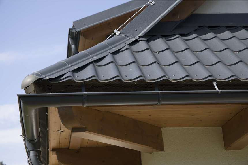 Součástí nabídky by kromě krytiny mělo být i oplechování, kotevní a hydroizolační materiál a případné doplňky. Foto: SATJAM
