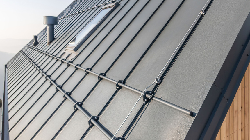 Hliníková střešní krytina SATJAM Rapid DeLuxe v odstínu antracit barevně ladí s okenními rámy i stylem stavby.