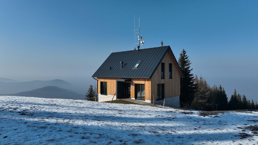 Nová chata horské služby Beskydy s plechovou krytinou SATJAM Rapid DeLuxe.