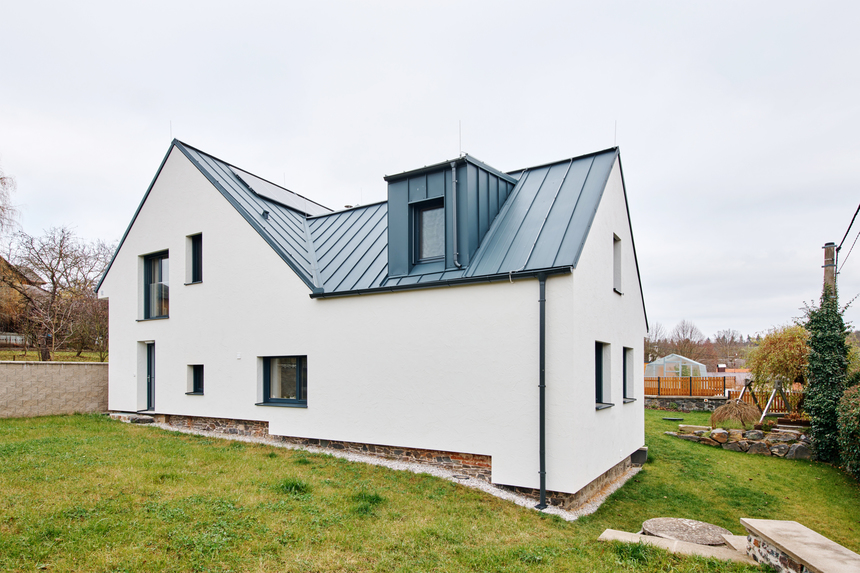 Pro zastřešení byla zvolena krytina SATJAM Rapid, která evokuje falcovaný plech, její realizace je ale méně pracná.