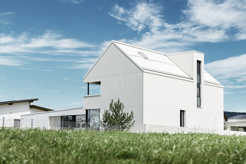 Moderní bílá hliníková fasáda Prefalz na rodinném domě v rakouském Freistadtu.