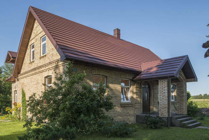 rodinný dům s novou lehkou plechovou střešní krytinou po rychlé rekonstrukci