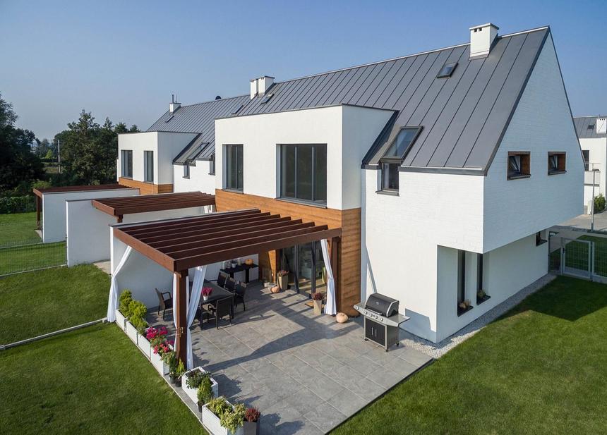 Detail členité střechy s falcovanou krytinou SATJAM u moderní novostavby.