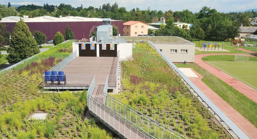 Rekonstrukce základní školy v Mohelnici, město při ní ne-chalo vybudovat zelenou střechu na školní jídelně, která spolu s pěti podzemními nádržemi zachytí 30 kubíků dešťové vody.