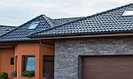 Moderní plochá taška pro rychlejší montáž střechy