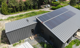 Solární krytina na střeše pobočky Dachdecker