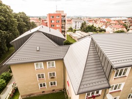 Když nová střecha promění “bytovku” v osobité bydlení