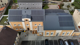 Obec Modlany: příklad ekologického pokroku s novými solárními střechami Lindab