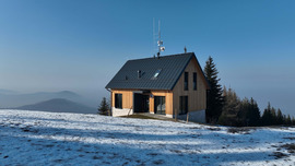 Prvek, který na horách rozhoduje: nová stanice Horské služby na Javorovém vrchu pod střechou SATJAM