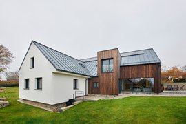 Venkovská chalupa s členitou střechou dostala moderní háv