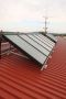 Nové zastřešení a sluneční kolektory na plechové šikmé střeše