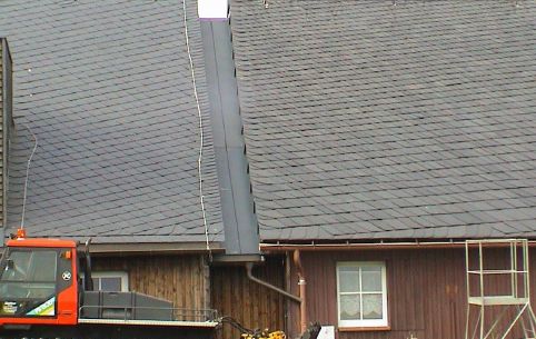 Dektrade, Kutnar - Šikmé střechy: Vlevo střecha pokrytá tříděnou šupinou, vpravo střecha s netříděnou šupinou