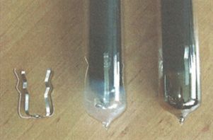 Grada, Držák getru ve vakuové trubce (vlevo) a příklad zbarvení getrové usazeniny (stříbrná - vakuum, mléčná - atmosferický tlak)