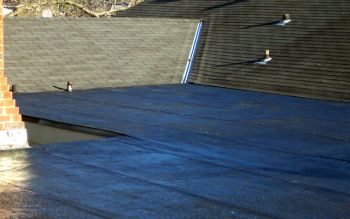 Asfaltová střecha po aplikaci ochranného nátěru