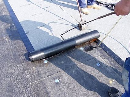 Ilustrační foto, pokládka asfaltových pásů, zdroj: Střechy Chodská