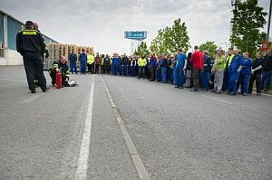 Evakuovaní zaměstnanci Lindabu a praktické cvičení zacházení s hasicími přístroji, zdroj: Lindab