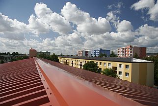 Střecha panelového domu v Prostějově, foto zdroj: Lindab