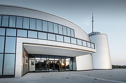 Energetické a vzdělávací centruum EEZ, Aurich Německo; zdroj: PREFA