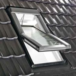 ROTO - kyvné nízkoenergetické elektricky ovládané střešní okno Designo RotoTronic WDT R6 - zasklení Roto BlueTec NE ..9GE
